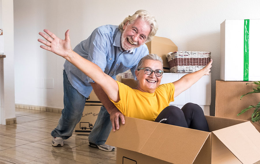 Zwei glückliche Senioren beim Umzug in ihr neues Zuhause – Freude über einen erfolgreichen Wohnungswechsel mit WOBITA.