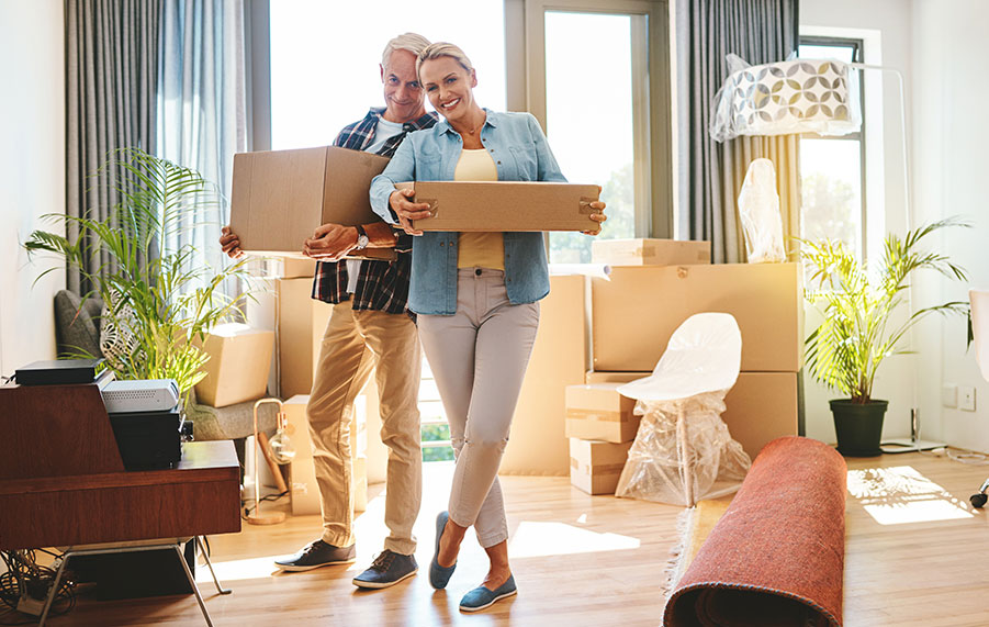 Seniorenpaar beim Umzug in ihr neues Zuhause – Standardmodell des WOBITA Konzepts