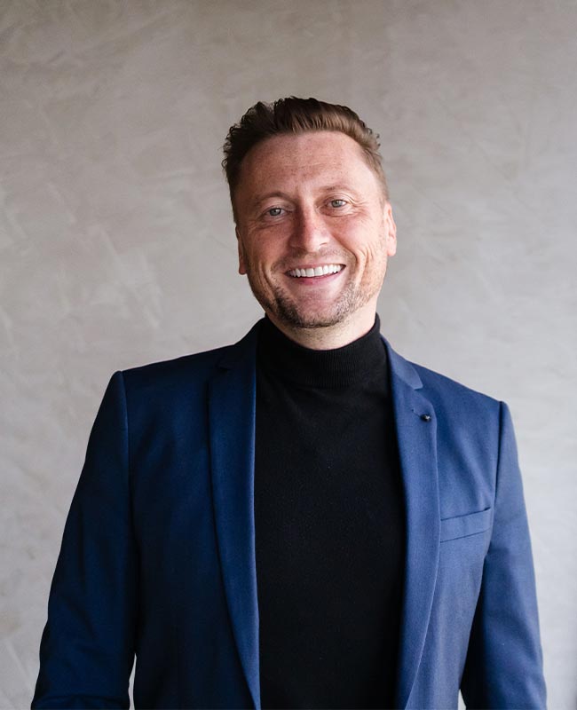 Jakob Weber, Gründer des WOBITA-Konzepts, lächelt in die Kamera. Er steht für das Modell „Wohnung zum halben Preis“, das Wohnen im Alter einfacher und bezahlbarer macht.